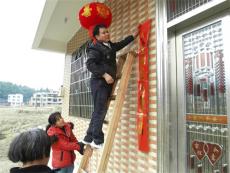 貼春聯(lián)、掛燈籠，喜迎新年（圖片新聞）