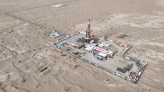 我國(guó)在大漠腹地打出首口萬(wàn)米深井