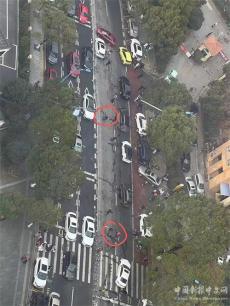 小學(xué)生校門前遭遇“飛來橫禍” 肇事寶馬女司機(jī)欲逃被攔截