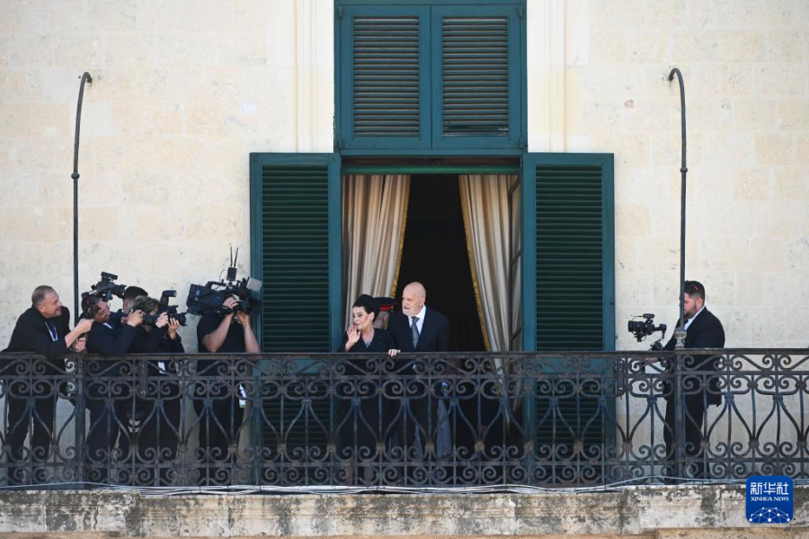 4月4日，在馬耳他首都瓦萊塔，馬耳他新任總統(tǒng)米麗婭姆·斯皮泰里·德博諾（中左）和她的丈夫在總統(tǒng)府的陽(yáng)臺(tái)上向人群揮手。新華社發(fā)（喬納森·博格 攝）