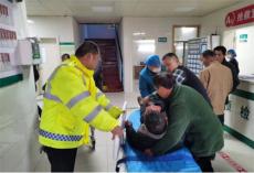 武岡交警警車開道護(hù)送受傷老人就醫(yī)，上演“生命時(shí)速”！