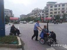 殘疾老人車(chē)熄火 交警暖心助解困