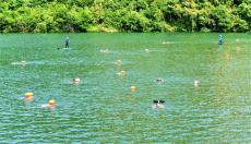 安徽廬江：游泳健兒“五一”向勞動者致敬?