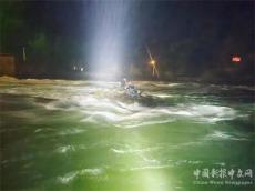 貴州施秉：釣魚少年被困河中 消防隊(duì)員緊急營(yíng)救