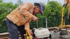 “呼叫呂師傅……”烈日下奔跑的機(jī)修工