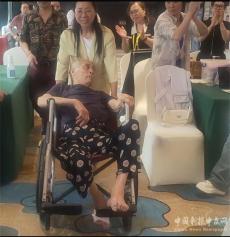 故事感天動(dòng)地！重慶女子外出學(xué)習(xí)帶癱瘓父親同往