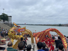 祁東縣歸陽鎮(zhèn)舉行新龍舟“下水”儀式