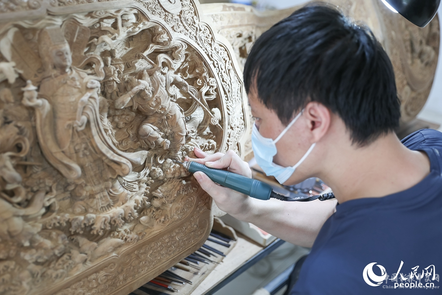 莆田木雕興于唐宋，是中國“四大名雕”之一。圖為一位工藝美術(shù)師在創(chuàng)作。人民網(wǎng) 陳永整攝