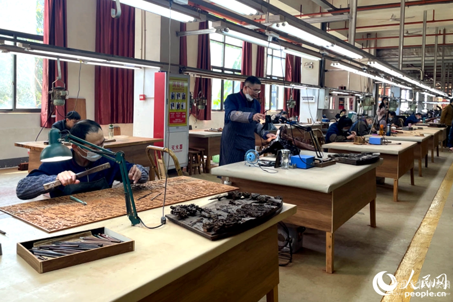 一批紅木家具的能工巧匠匯集仙游。人民網(wǎng)記者 林盈攝