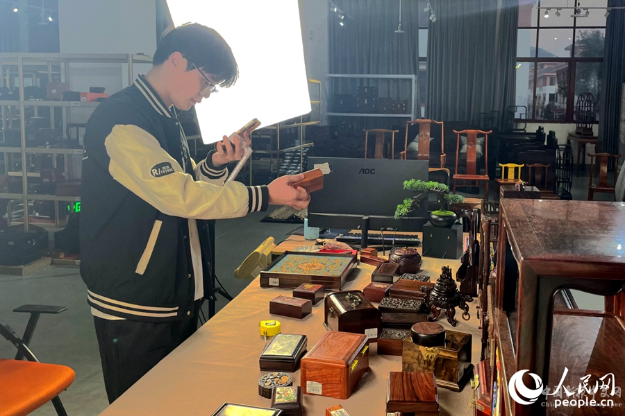 近年來仙游興起了一批電商，擁抱新賽道的工藝美術(shù)產(chǎn)業(yè)在大眾市場如魚得水。圖為主播正在進(jìn)行直播帶貨。人民網(wǎng)記者 林盈攝