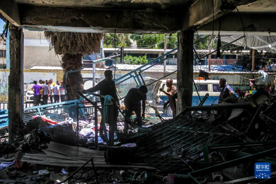 6月25日，巴勒斯坦民眾查看加沙城西部沙提難民營一所以軍轟炸的學(xué)校。新華社發(fā)（馬哈茂德·扎基攝）