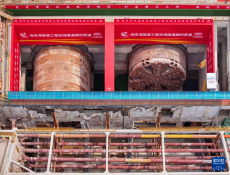 廣州超大直徑盾構(gòu)機“雙龍出洞”