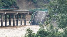 陜西商洛一大橋塌方武警緊急搜救，回應(yīng)“道路已中斷”