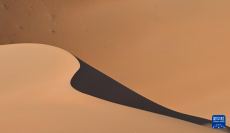 美麗中國(guó)丨內(nèi)蒙古巴丹吉林沙漠：沙海莽莽 群湖爭(zhēng)艷