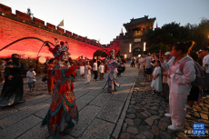 天津：沉浸式演出點(diǎn)亮雄關(guān)夜色