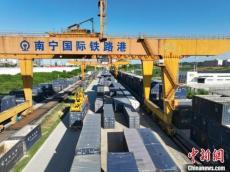 中越班列貨量陡增 南寧國(guó)際鐵路港裝車(chē)忙