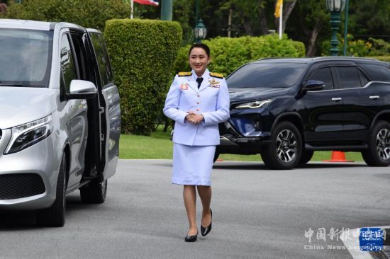 9月6日，泰國總理佩通坦·欽那瓦在位于曼谷的總理府外向媒體致意。新華社發(fā)（拉亨攝）