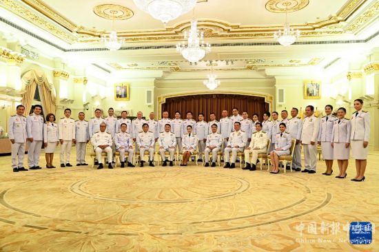 9月6日，由佩通坦·欽那瓦擔(dān)任總理的泰國新一屆內(nèi)閣在位于曼谷的總理府合影。新華社發(fā)（拉亨攝）
