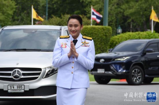 9月6日，泰國總理佩通坦·欽那瓦在位于曼谷的總理府外向媒體致意。新華社發(fā)（拉亨攝）