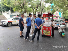 新田縣多部門在龍泉一小開展校園周邊環(huán)境專項(xiàng)整治行動(dòng)