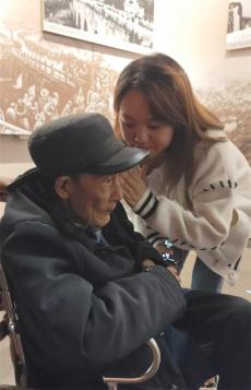 就想帶老人多看看！貴州女士陪89歲外公參觀遵義會(huì)議會(huì)址