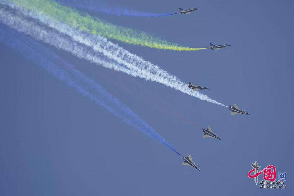 11月8日，空軍“八一”飛行表演隊(duì)在飛行訓(xùn)練中。中國網(wǎng) 楊佳攝影