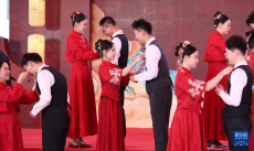 24對新人在建筑工地上喜結(jié)連理