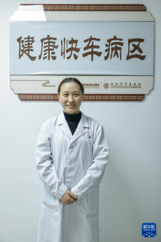 健康快車駛?cè)霌嶂?為患者帶去光明