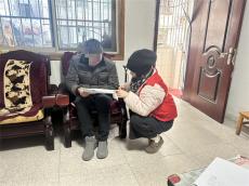 安徽休寧縣東湖社區(qū)：上門為居民辦理養(yǎng)老保險