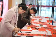 寫春聯(lián) 剪窗花！大學(xué)生志愿者喜迎首個(gè)“非遺版”春節(jié)