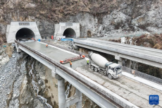 四川巴中：米倉大道岳家梁隧道雙洞貫通