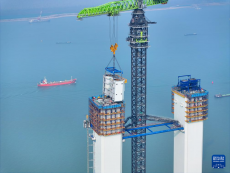 江蘇張靖皋長(zhǎng)江大橋南航道橋南主塔突破200米