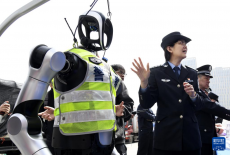 青島：警用機器人亮相普法宣傳周