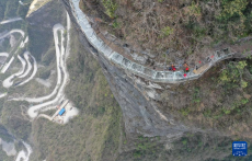 湖南張家界天門山玻璃棧道更換玻璃