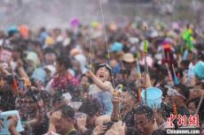 云南芒市潑水節(jié)啟幕 歡樂濕身送祝福