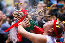 澳門(mén)舉辦“魚(yú)行醉龍節(jié)”大巡游活動(dòng)