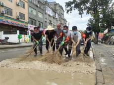 貴州黃平救援隊(duì)堅(jiān)守榕江清淤一線 全力助民恢復(fù)生活秩序