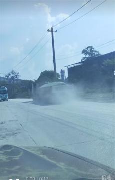 湖南婁底S236公路沿途拋撒砂石現(xiàn)象突出 何時得到整治？