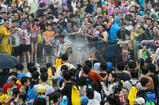海南保亭：嬉水狂歡 浪漫七夕