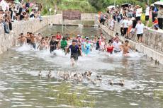 貴州凱里：趣味賽農(nóng)事 “笙”歌鬧豐年