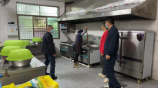 黃土礦鎮(zhèn)政協(xié)委員工作室開展校園餐專項(xiàng)監(jiān)督活動(dòng)