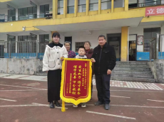 肖奇艷：三尺講臺(tái)映山河，一顆丹心育桃李