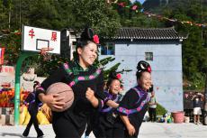 國慶“趣”事多！牛屎寨“屎”出心裁 姑媽賽場“?！眲抛? /></a>
                                <div   id=