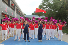 國(guó)慶中秋佳節(jié)臨，“愛(ài)心雙獻(xiàn)”敬老情