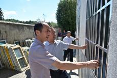 愛心企業(yè)家鄭明財(cái)情系母校為破舊窗戶換新顏