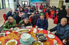 安徽廬江：敬老孝親飯 愛(ài)心暖重陽(yáng)