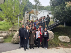 衡陽(yáng)市華新實(shí)驗(yàn)中學(xué)： 九九重陽(yáng)登高處，雨母山間敘師情