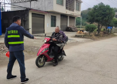 綏寧黃土礦鎮(zhèn)：“戴帽”專項(xiàng)整治行動(dòng)?守護(hù)群眾“頭”安全