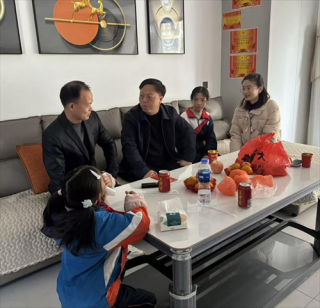 精準(zhǔn)關(guān)懷送溫暖　黨建引領(lǐng)育未來(lái)