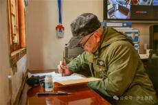 希圣之子曾陽昇一行到南渡烏江指揮所舊址參觀并贈(zèng)書?